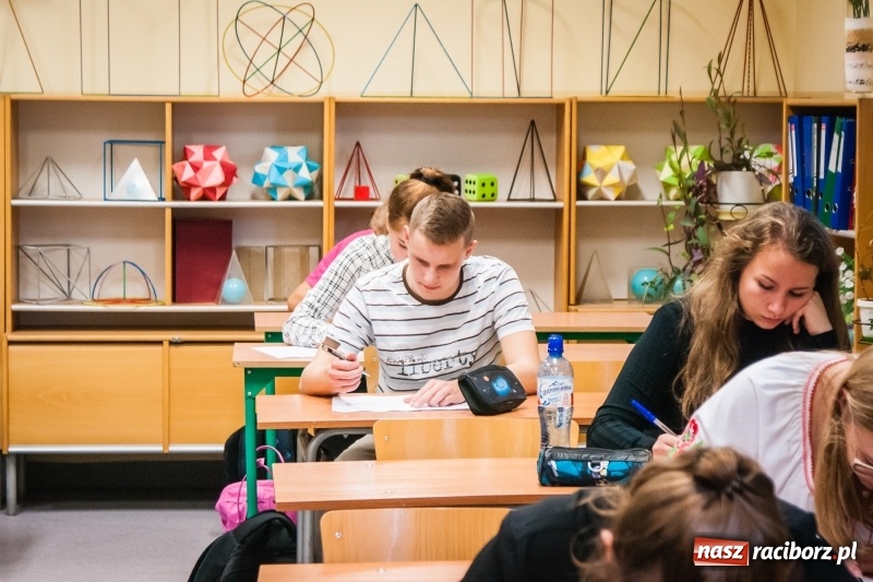 Zdjęcie w galerii na portalu naszraciborz.pl: Uczniowie II LO rywalizowali o tytuł poligloty wiadomości z regionu