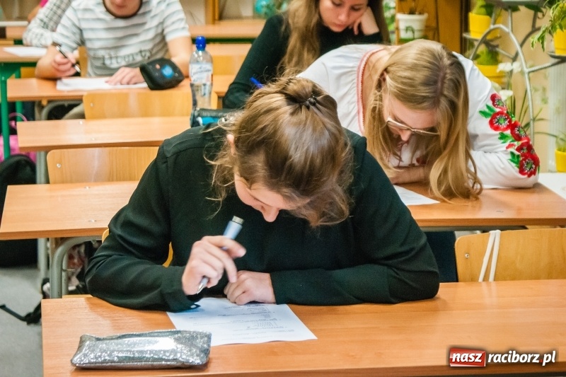 Zdjęcie w galerii na portalu naszraciborz.pl: Uczniowie II LO rywalizowali o tytuł poligloty wiadomości z regionu