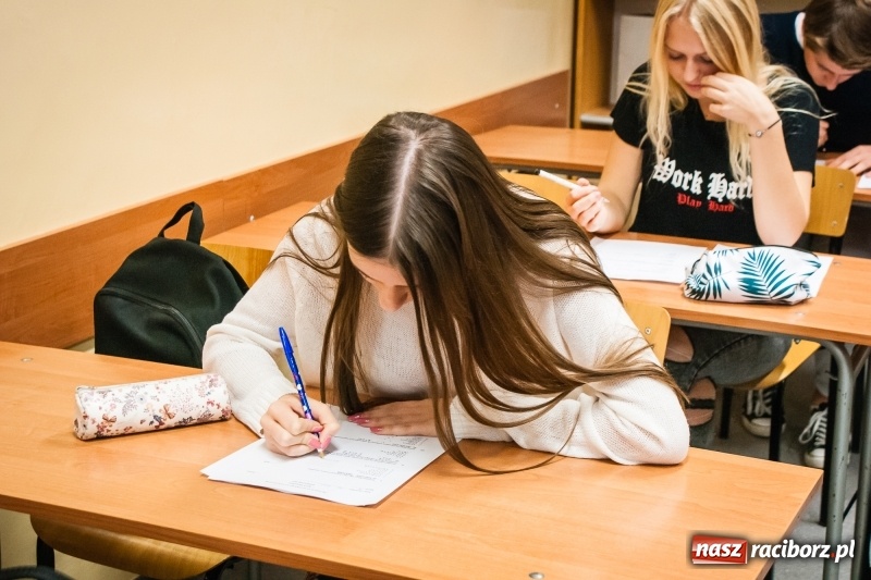 Zdjęcie w galerii na portalu naszraciborz.pl: Uczniowie II LO rywalizowali o tytuł poligloty wiadomości z regionu