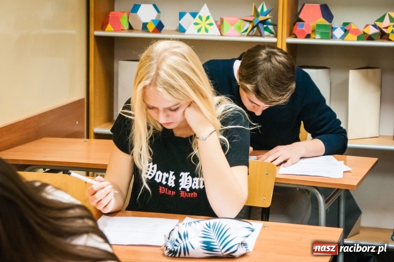 Zdjęcie w galerii na portalu naszraciborz.pl: Uczniowie II LO rywalizowali o tytuł poligloty wiadomości z regionu