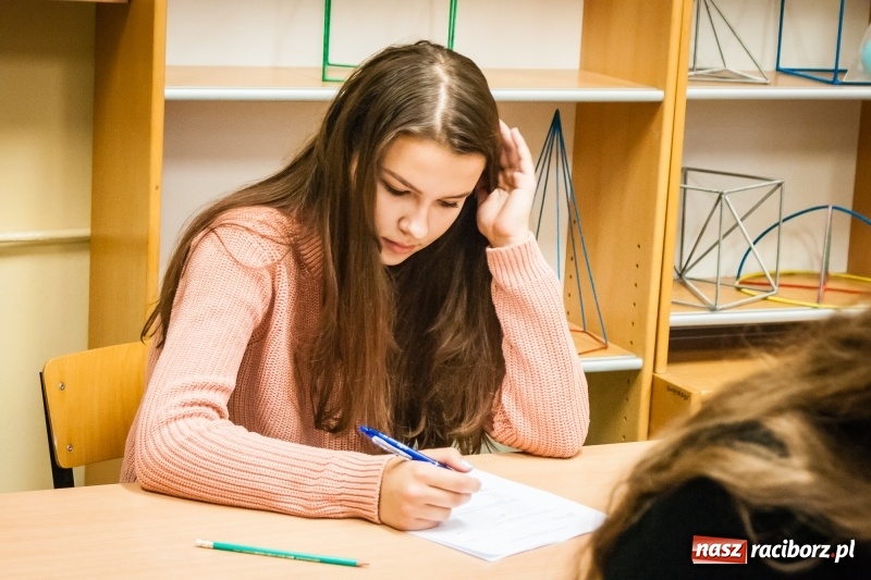 Zdjęcie w galerii na portalu naszraciborz.pl: Uczniowie II LO rywalizowali o tytuł poligloty wiadomości z regionu