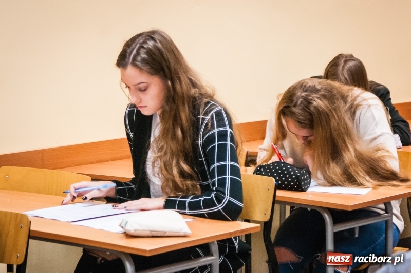 Zdjęcie w galerii na portalu naszraciborz.pl: Uczniowie II LO rywalizowali o tytuł poligloty wiadomości z regionu