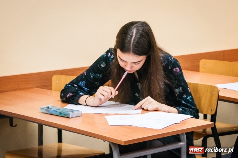 Zdjęcie w galerii na portalu naszraciborz.pl: Uczniowie II LO rywalizowali o tytuł poligloty wiadomości z regionu