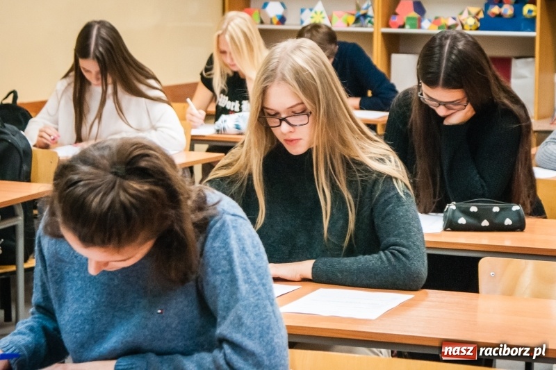 Zdjęcie w galerii na portalu naszraciborz.pl: Uczniowie II LO rywalizowali o tytuł poligloty wiadomości z regionu