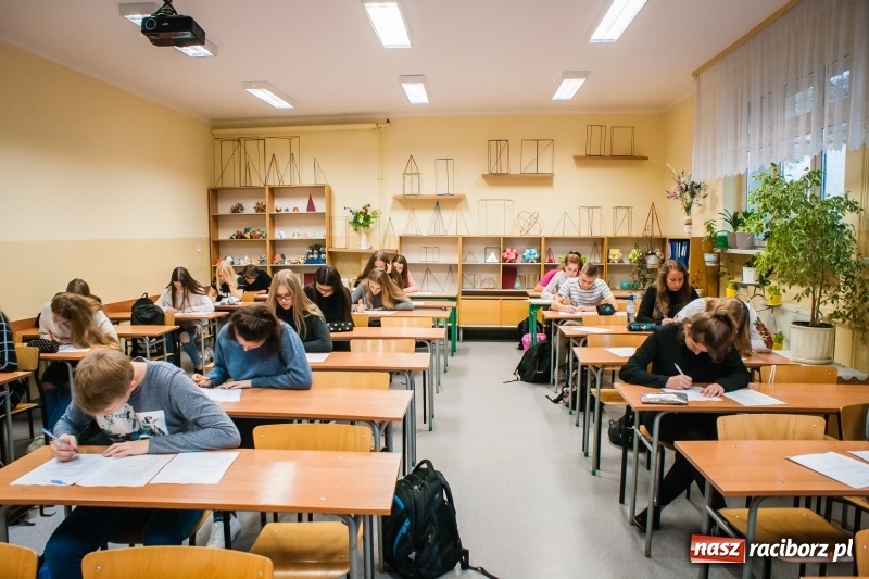 Zdjęcie w galerii na portalu naszraciborz.pl: Uczniowie II LO rywalizowali o tytuł poligloty wiadomości z regionu