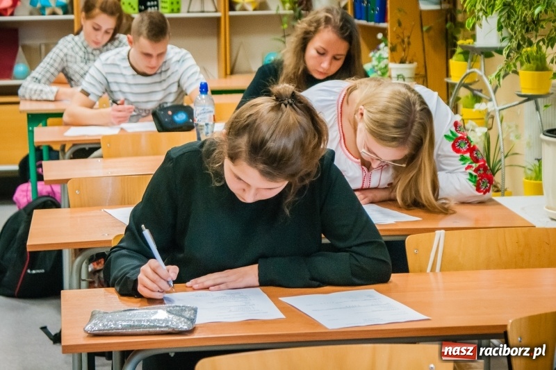 Zdjęcie w galerii na portalu naszraciborz.pl: Uczniowie II LO rywalizowali o tytuł poligloty wiadomości z regionu