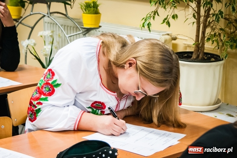 Zdjęcie w galerii na portalu naszraciborz.pl: Uczniowie II LO rywalizowali o tytuł poligloty wiadomości z regionu