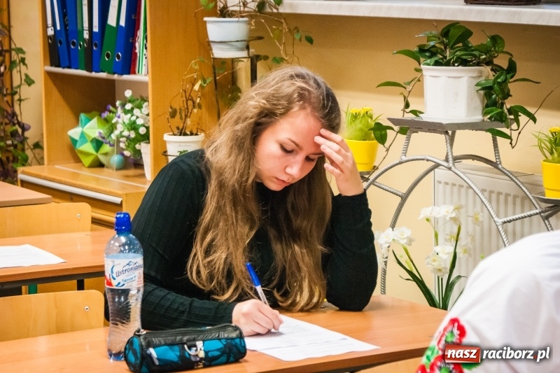 Zdjęcie w galerii na portalu naszraciborz.pl: Uczniowie II LO rywalizowali o tytuł poligloty wiadomości z regionu