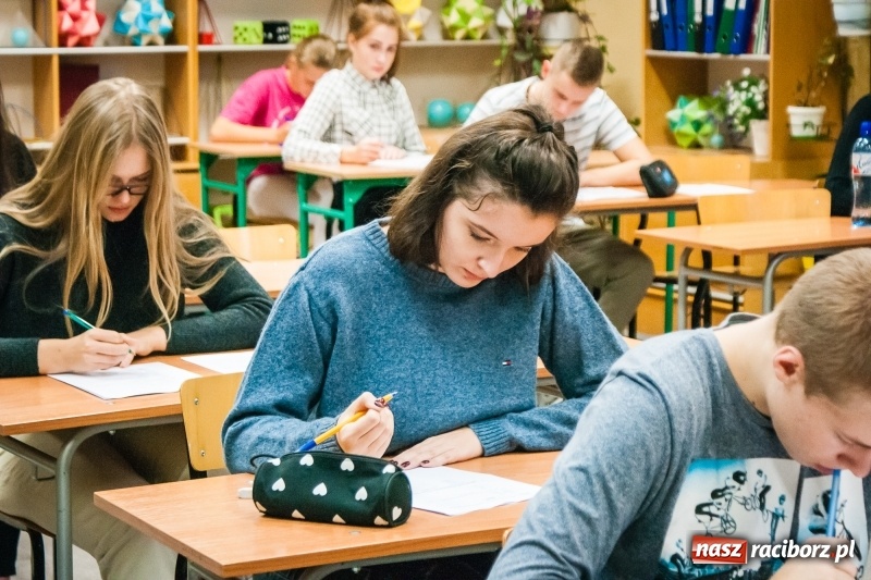 Zdjęcie w galerii na portalu naszraciborz.pl: Uczniowie II LO rywalizowali o tytuł poligloty wiadomości z regionu