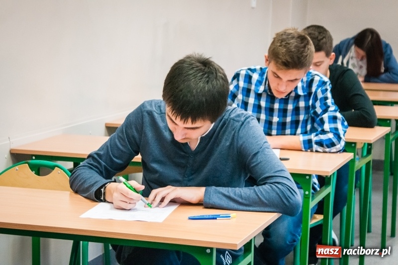 Zdjęcie w galerii na portalu naszraciborz.pl: Uczniowie II LO rywalizowali o tytuł poligloty wiadomości z regionu