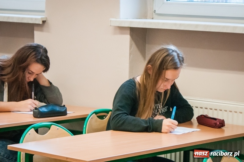 Zdjęcie w galerii na portalu naszraciborz.pl: Uczniowie II LO rywalizowali o tytuł poligloty wiadomości z regionu