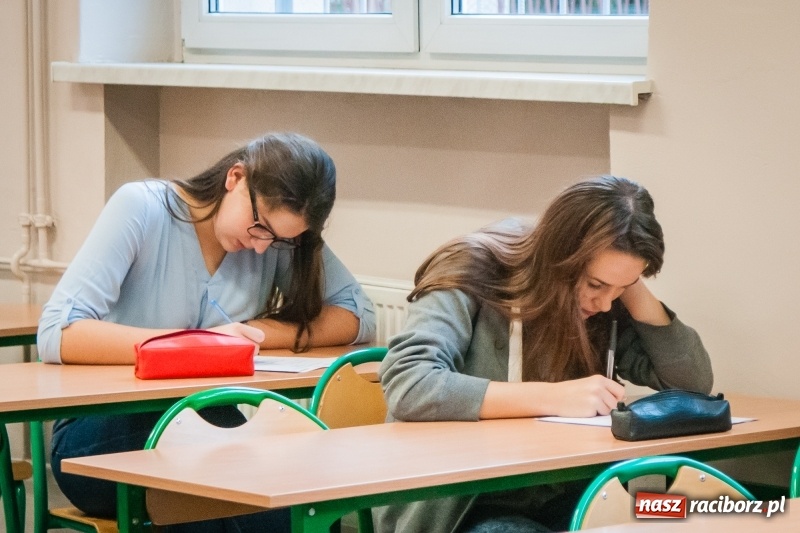 Zdjęcie w galerii na portalu naszraciborz.pl: Uczniowie II LO rywalizowali o tytuł poligloty wiadomości z regionu