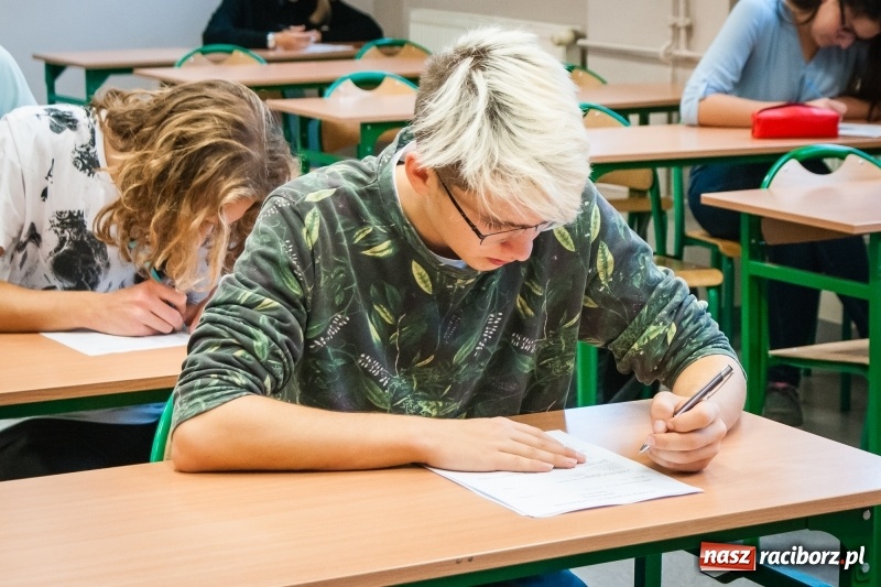 Zdjęcie w galerii na portalu naszraciborz.pl: Uczniowie II LO rywalizowali o tytuł poligloty wiadomości z regionu