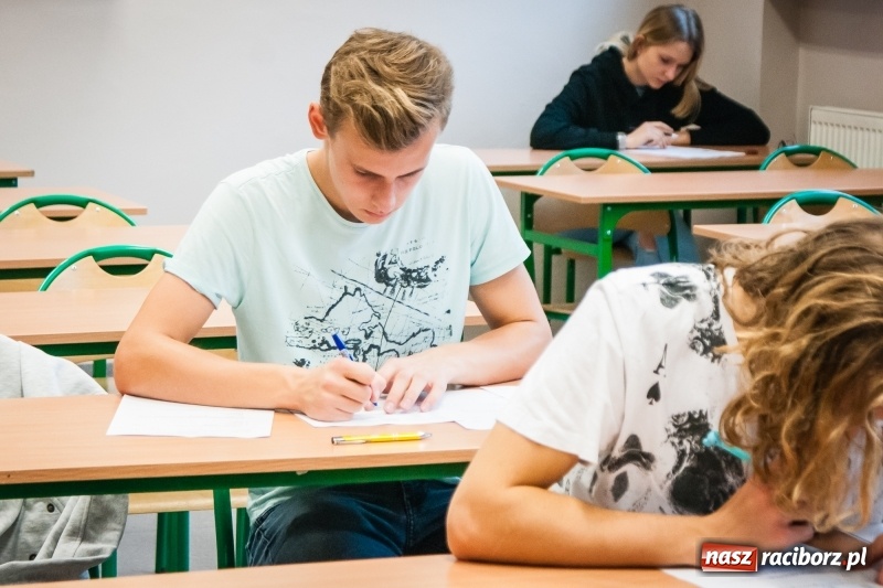 Zdjęcie w galerii na portalu naszraciborz.pl: Uczniowie II LO rywalizowali o tytuł poligloty wiadomości z regionu