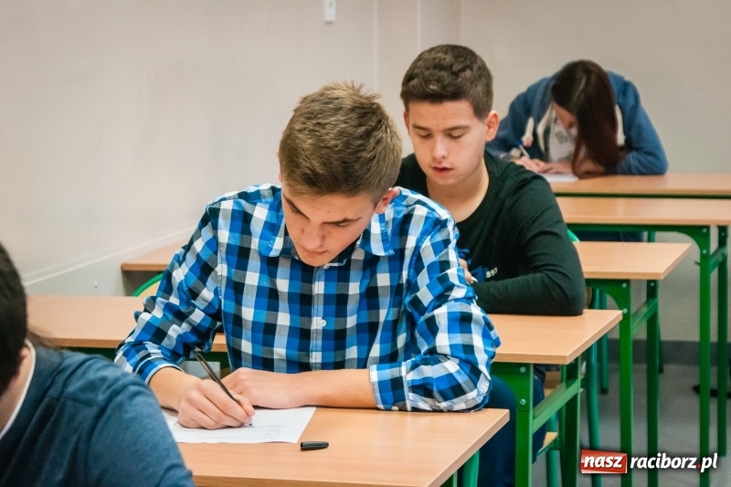 Zdjęcie w galerii na portalu naszraciborz.pl: Uczniowie II LO rywalizowali o tytuł poligloty wiadomości z regionu