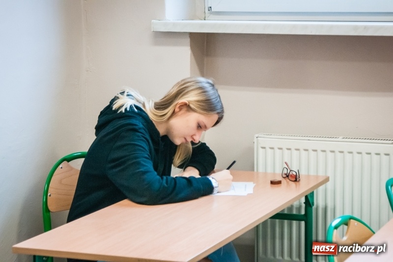 Zdjęcie w galerii na portalu naszraciborz.pl: Uczniowie II LO rywalizowali o tytuł poligloty wiadomości z regionu