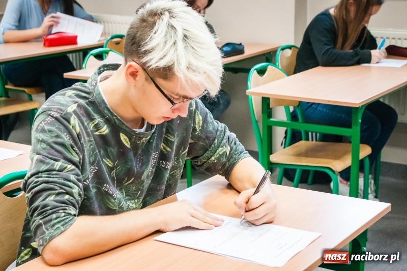 Zdjęcie w galerii na portalu naszraciborz.pl: Uczniowie II LO rywalizowali o tytuł poligloty wiadomości z regionu