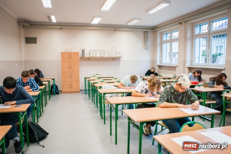 Zdjęcie w galerii na portalu naszraciborz.pl: Uczniowie II LO rywalizowali o tytuł poligloty wiadomości z regionu