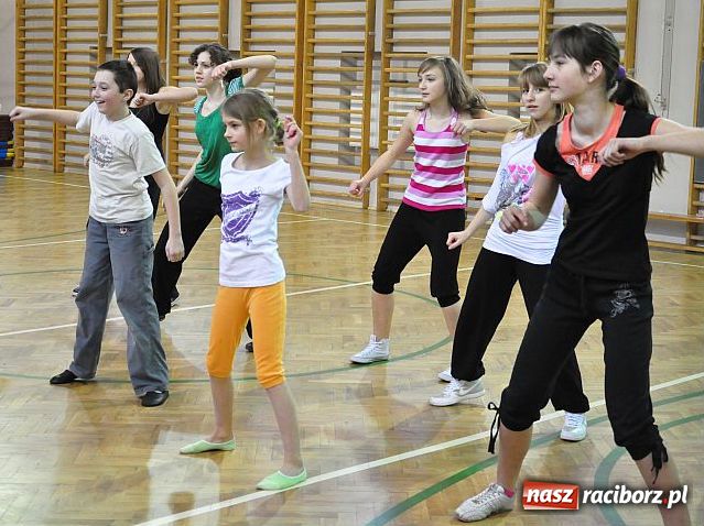 Zdjęcie w galerii na portalu naszraciborz.pl: Tanecznym krokiem z gwiazdami wiadomości z regionu