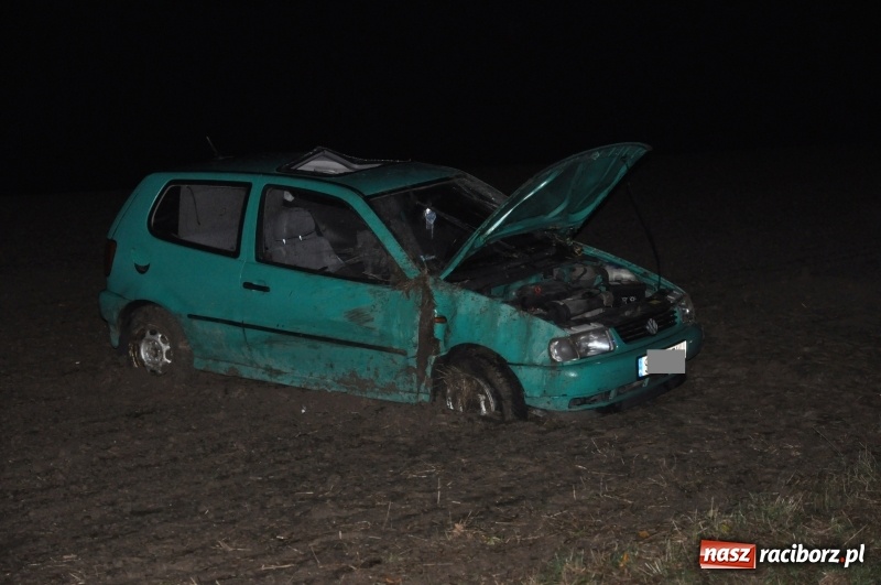 Zdjęcie w galerii na portalu naszraciborz.pl: Polo dachowało na DK 45 pomiędzy Raciborzem a Szonowicami wiadomości z regionu