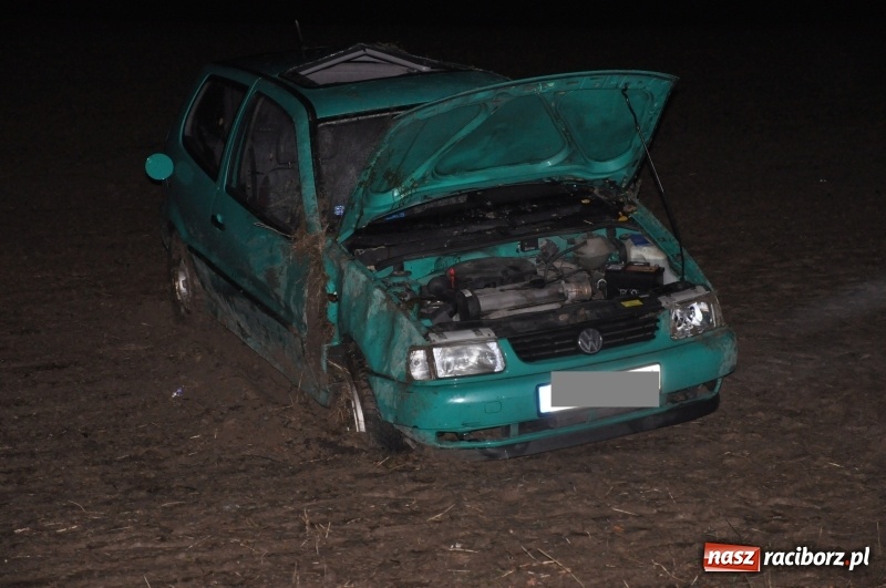 Zdjęcie w galerii na portalu naszraciborz.pl: Polo dachowało na DK 45 pomiędzy Raciborzem a Szonowicami wiadomości z regionu