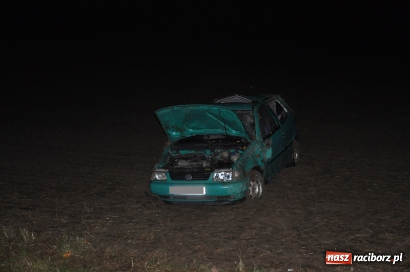 Zdjęcie w galerii na portalu naszraciborz.pl: Polo dachowało na DK 45 pomiędzy Raciborzem a Szonowicami wiadomości z regionu