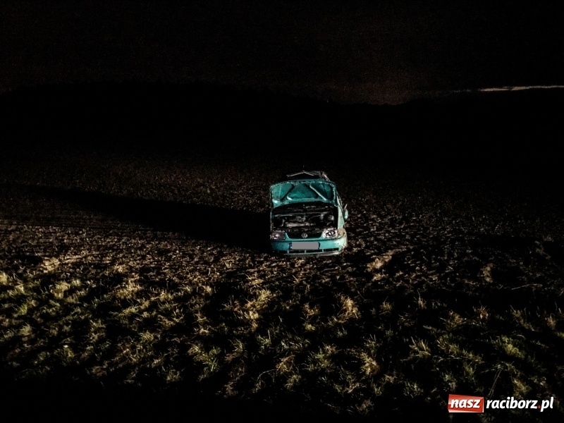 Zdjęcie w galerii na portalu naszraciborz.pl: Polo dachowało na DK 45 pomiędzy Raciborzem a Szonowicami wiadomości z regionu