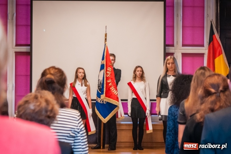Zdjęcie w galerii na portalu naszraciborz.pl: Uczniowie I LO złożyli ślubowanie i odebrali certyfikaty językowe wiadomości z regionu