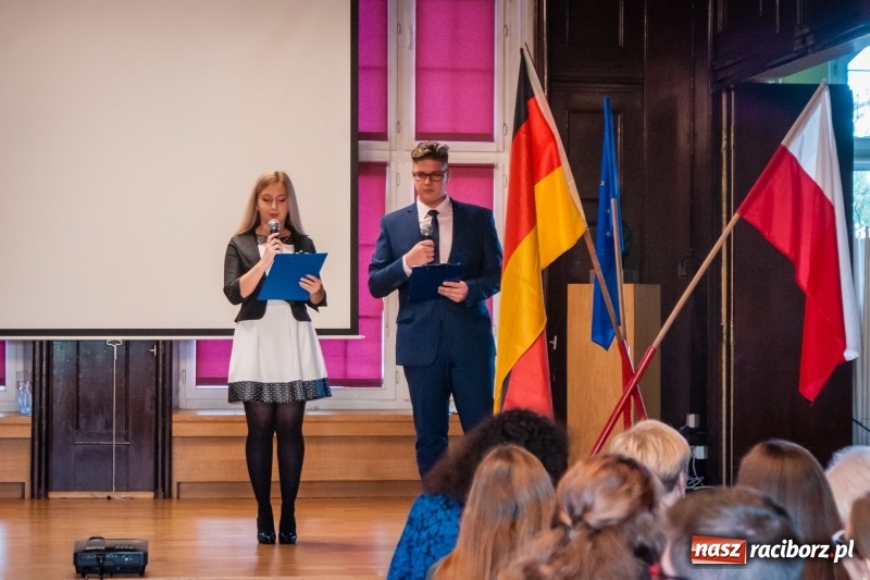Zdjęcie w galerii na portalu naszraciborz.pl: Uczniowie I LO złożyli ślubowanie i odebrali certyfikaty językowe wiadomości z regionu