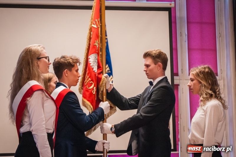 Zdjęcie w galerii na portalu naszraciborz.pl: Uczniowie I LO złożyli ślubowanie i odebrali certyfikaty językowe wiadomości z regionu