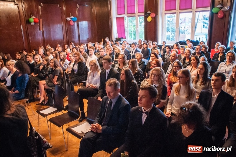 Zdjęcie w galerii na portalu naszraciborz.pl: Uczniowie I LO złożyli ślubowanie i odebrali certyfikaty językowe wiadomości z regionu