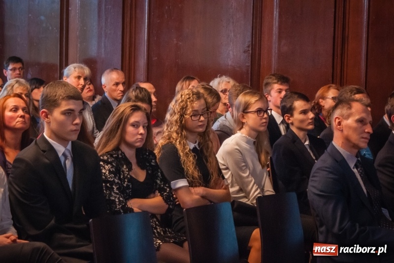 Zdjęcie w galerii na portalu naszraciborz.pl: Uczniowie I LO złożyli ślubowanie i odebrali certyfikaty językowe wiadomości z regionu