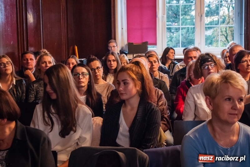 Zdjęcie w galerii na portalu naszraciborz.pl: Uczniowie I LO złożyli ślubowanie i odebrali certyfikaty językowe wiadomości z regionu