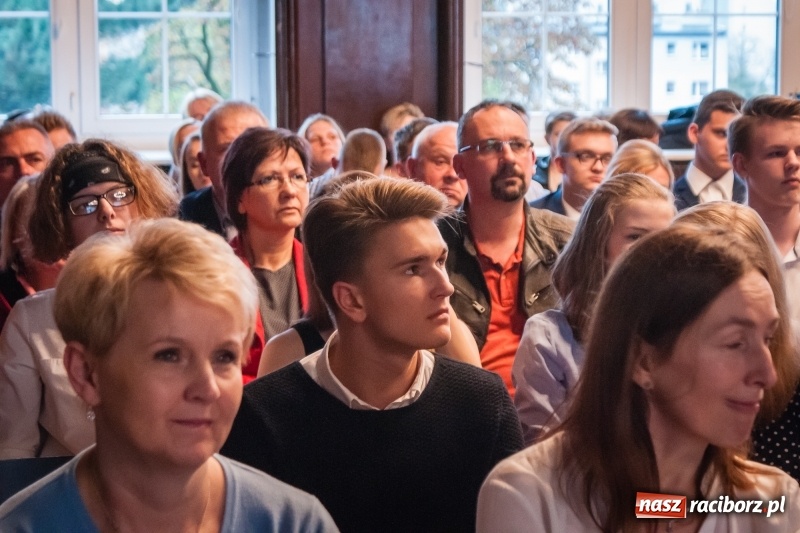 Zdjęcie w galerii na portalu naszraciborz.pl: Uczniowie I LO złożyli ślubowanie i odebrali certyfikaty językowe wiadomości z regionu
