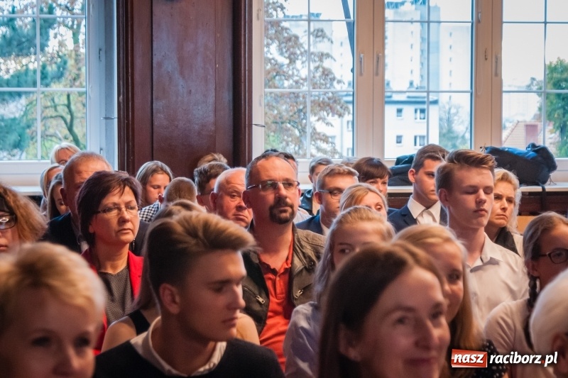 Zdjęcie w galerii na portalu naszraciborz.pl: Uczniowie I LO złożyli ślubowanie i odebrali certyfikaty językowe wiadomości z regionu