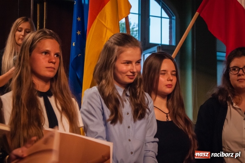 Zdjęcie w galerii na portalu naszraciborz.pl: Uczniowie I LO złożyli ślubowanie i odebrali certyfikaty językowe wiadomości z regionu