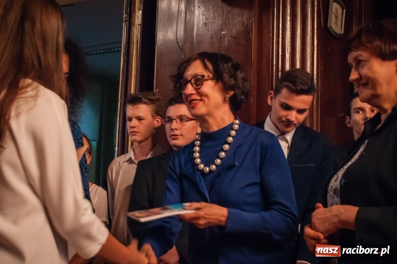 Zdjęcie w galerii na portalu naszraciborz.pl: Uczniowie I LO złożyli ślubowanie i odebrali certyfikaty językowe wiadomości z regionu