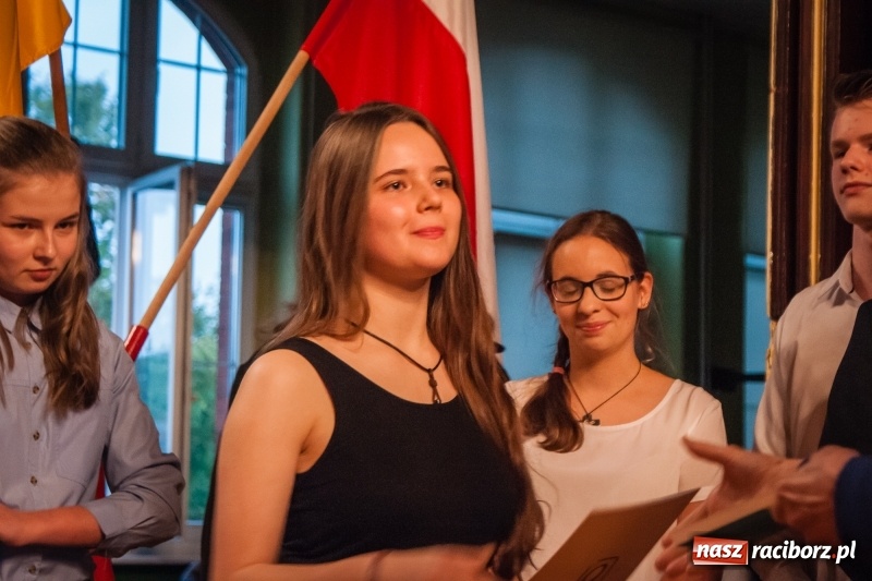 Zdjęcie w galerii na portalu naszraciborz.pl: Uczniowie I LO złożyli ślubowanie i odebrali certyfikaty językowe wiadomości z regionu