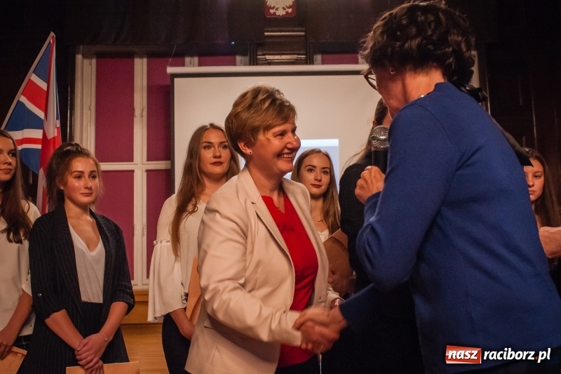 Zdjęcie w galerii na portalu naszraciborz.pl: Uczniowie I LO złożyli ślubowanie i odebrali certyfikaty językowe wiadomości z regionu