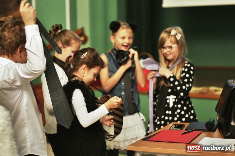 Zdjęcie w galerii na portalu naszraciborz.pl: Pan prezydent uczył żaków wiązać krawat  wiadomości z regionu