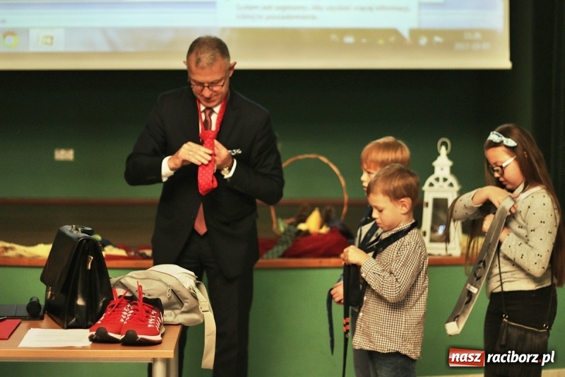 Zdjęcie w galerii na portalu naszraciborz.pl: Pan prezydent uczył żaków wiązać krawat  wiadomości z regionu