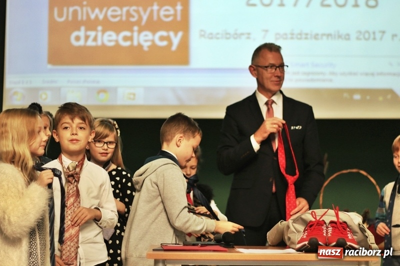 Zdjęcie w galerii na portalu naszraciborz.pl: Pan prezydent uczył żaków wiązać krawat  wiadomości z regionu