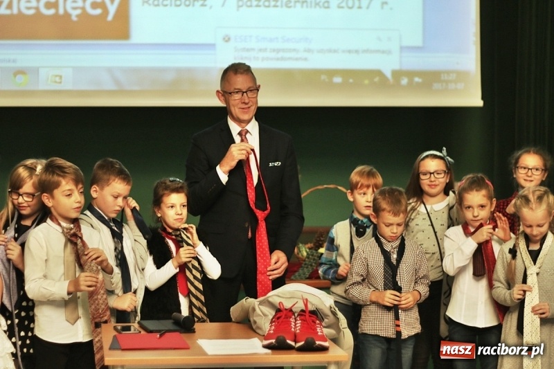 Zdjęcie w galerii na portalu naszraciborz.pl: Pan prezydent uczył żaków wiązać krawat  wiadomości z regionu