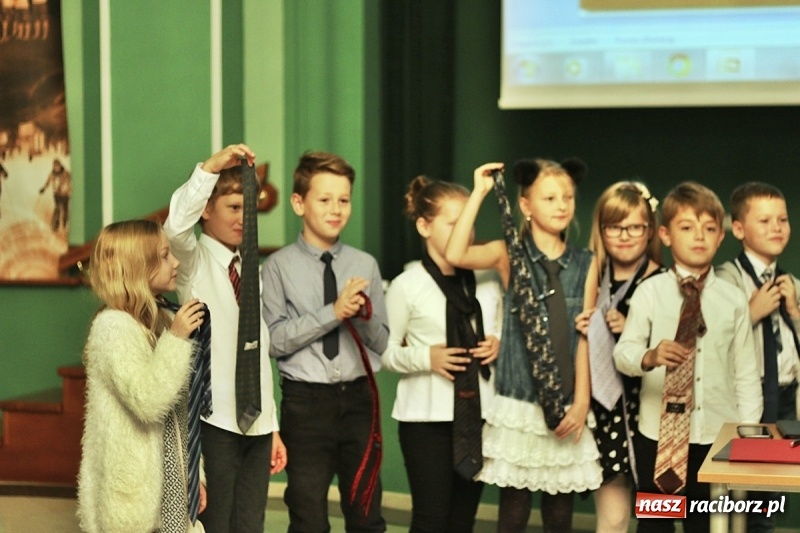 Zdjęcie w galerii na portalu naszraciborz.pl: Pan prezydent uczył żaków wiązać krawat  wiadomości z regionu