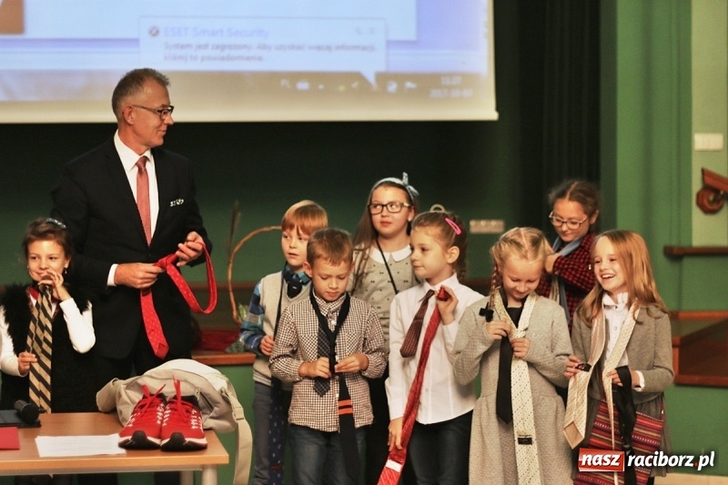 Zdjęcie w galerii na portalu naszraciborz.pl: Pan prezydent uczył żaków wiązać krawat  wiadomości z regionu