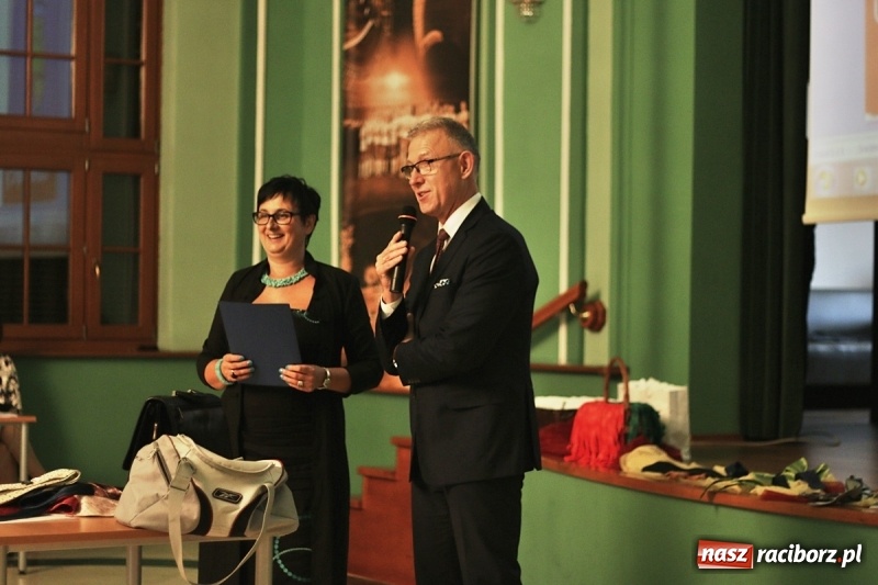 Zdjęcie w galerii na portalu naszraciborz.pl: Pan prezydent uczył żaków wiązać krawat  wiadomości z regionu