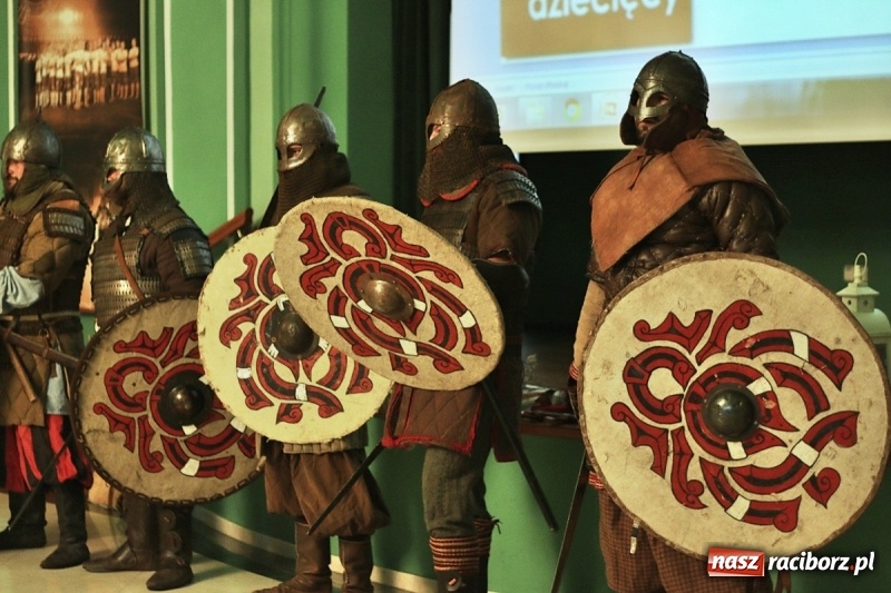 Zdjęcie w galerii na portalu naszraciborz.pl: Pan prezydent uczył żaków wiązać krawat  wiadomości z regionu