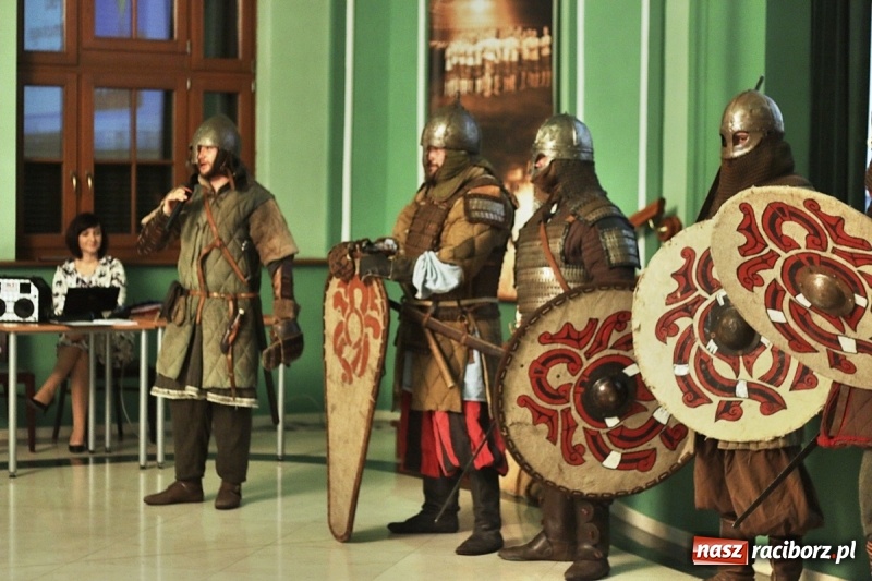 Zdjęcie w galerii na portalu naszraciborz.pl: Pan prezydent uczył żaków wiązać krawat  wiadomości z regionu