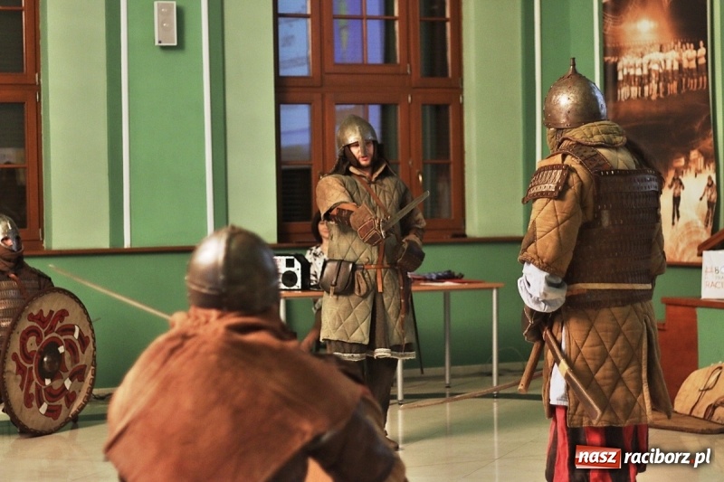 Zdjęcie w galerii na portalu naszraciborz.pl: Pan prezydent uczył żaków wiązać krawat  wiadomości z regionu