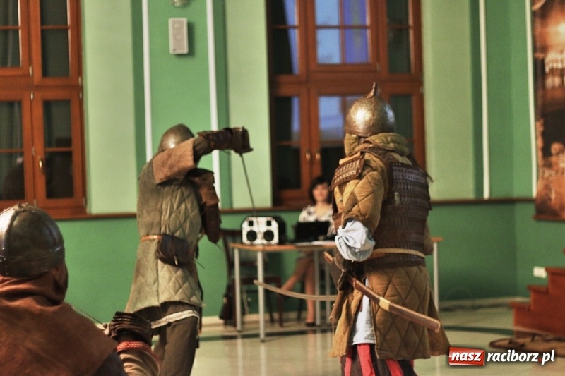 Zdjęcie w galerii na portalu naszraciborz.pl: Pan prezydent uczył żaków wiązać krawat  wiadomości z regionu